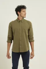 Camisa verde militar de lino y algodón, de manga larga con cuello abotonado y bolsillo en el pecho.