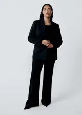 Pantalón de vestir negro de corte wide leg.