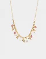 Collar corto dorado con cadena de eslabones y cuentas, con dijes colgantes de corazones, perlas y strass.