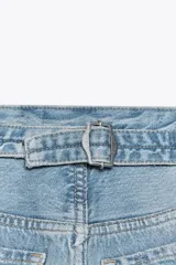 Bermuda de jean celeste de tiro medio con cinco bolsillos. Detalle de trabilla ajustable en espalda. Bajo con terminación desflecada. Cierre frontal con botones metálicos.