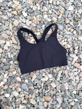 Top deportivo negro con espalda tipo nadadora.