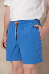 Short de baño liso color rosa con cordón de ajuste verde agua y detalles en azul.