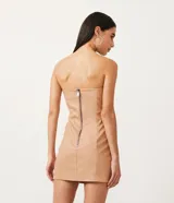 Vestido corto de material sintético color beige, con escote strapless y corte corset.