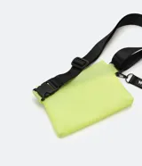 Riñonera verde lima de PVC con correa ajustable negra y cierre con hebilla de plástico.