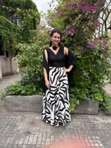 Pollera larga de satén con estampado de cebra en blanco y negro.