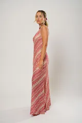 Vestido midi de tejido de punto con diseño de ondas en tonos rosa, rojo, beige y blanco. Tiene un solo tirante y corte al bies.