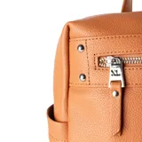 Mochila color habano de símil cuero con acceso superior con cierre. Tiene un bolsillo interno con cierre, dos bolsillos externos abiertos y un bolsillo externo con cierre. Las correas son regulables y los herrajes son plateados. El interior está forrado en tela de algodón y poliéster.