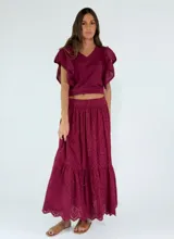 Pollera larga color borgoña con bordado calado, cintura elastizada y volado en el ruedo.