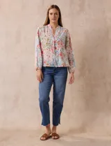Blusa de gasa plisada estampada con flores azules, marca Floral & Ivy. Cuello a la base, escote en V y lazo de ajuste.