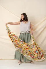 Pañuelo cuadrado de algodón y viscosa con estampado abstracto multicolor.