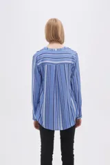 Blusa color crudo con rayas verticales grises, cuello mao con abertura en V y mangas largas.