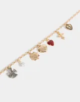 Pulsera dorada con cadena de eslabones y charms colgantes: cruz plateada con strass, perla blanca, corazón dorado con rayos, corazón dorado labrado, corazón rojo, cruz dorada y corazón dorado con strass.