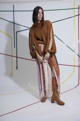 Sweater de lana tejido a mano, con tiras que forman mangas, de calce holgado y cuello a la base.