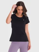 Remera deportiva negra de manga corta y cuello redondo, confeccionada en tejido suave con tecnología Aircool.