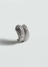 Par de aros plateados con forma irregular y cristales facetados incrustados.