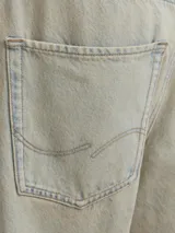 Pantalón de jean celeste claro, marca Jack & Jones, modelo Ron Original 692. Corte baggy, tiro alto, cinco bolsillos, cierre con botones y lavado stonewash.