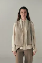 Chaleco marrón con diseño a cuadros, solapas anchas y bolsillos laterales.