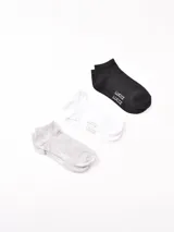 Pack de soquetes tobilleros en color negro, blanco y gris con logo de la marca en el tobillo.