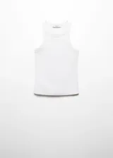 Musculosa negra de canalé con cuello redondo y corte ajustado.