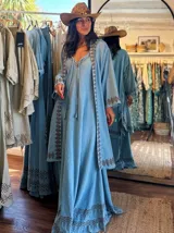 Kimono largo celeste con estampado geométrico en marrón en los bordes.