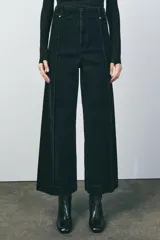 Pantalón de jean negro de pana, de corte wide leg y tiro alto.
