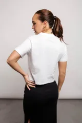 Remera blanca de algodón con estampado de fresas y texto en color coral y verde.