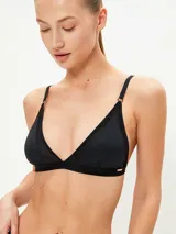 Conjunto de ropa interior negro, compuesto por un bralette triangular de tul y una tanga de tul con elástico fino.