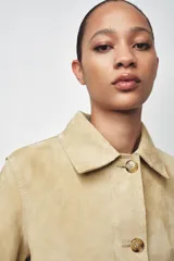 Chaqueta de mujer realizada en piel de ante color beige. Tiene cuello solapa, manga larga, bolsillos de plastrón en delantero y cierre frontal con botones.