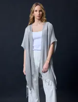 Kimono plateado de gasa plisada con detalles de lurex y terminación desflecada.