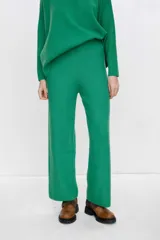 Pantalón verde de punto acanalado, corte recto y tiro alto.