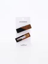 Set de dos broches para el pelo con diseño rectangular. Uno es de madera color marrón con una esquina negra, el otro es de madera color marrón con un borde negro.