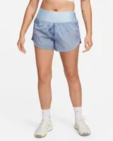 Short de running Nike Trail, color celeste con estampado abstracto en azul y gris. Cuenta con tecnología repelente al agua, cintura elástica con cordón ajustable, tres bolsillos internos y un bolsillo con cierre en el muslo derecho.