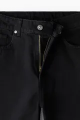 Pantalón de jean negro de tiro alto, corte ancho y cinco bolsillos.