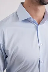 Camisa de vestir azul marino, de corte clásico, con cuello italiano y mangas largas.