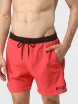 Short de baño rojo con cintura elástica negra, cordón de ajuste y logo BOSS estampado en la pierna.