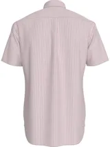 Camisa de manga corta con cuello abotonado y diseño a rayas verticales en tonos rosa y blanco.