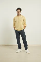 Camisa de lino rosada, de manga larga con cuello mao y cierre parcial con botones.