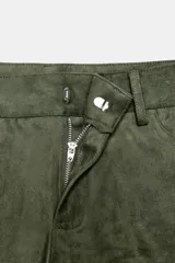 Shorts mini color verde militar, de tiro medio con trabillas, bolsillos delanteros y traseros. Cierre frontal con cremallera, botón interior y gancho metálico.