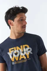 Remera azul marino de algodón con cuello redondo y mangas cortas. Estampado frontal con la frase "Find Your Way" en letras blancas y amarillas.