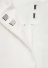 Pantalón de lyocell blanco, de corte palazzo, tiro medio y cinturón tipo lazo en la cintura.