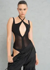 Body negro con transparencias y escote pronunciado.