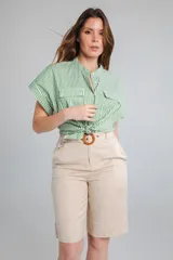 Camisa verde y blanca a rayas verticales, con cuello mao y mangas cortas.