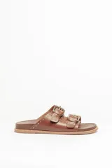 Sandalias marrones de cuero vacuno con doble tira y hebillas metálicas ajustables.