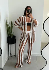 Conjunto de camisa y pantalón de crochet con rayas verticales marrones y blancas.