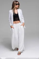 Pantalón largo de calce amplio, con estampa de rayas verticales, cintura alta, pliegues delanteros y bolsillos laterales. Confeccionado en tela liviana.