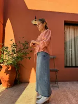Blusa color salmón con escote en V y mangas 3/4 abullonadas con puños elásticos.