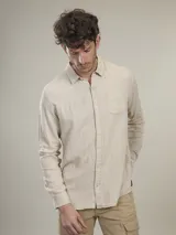 Camisa celeste a cuadros blancos, de manga larga y corte recto.
