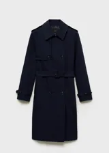 Trench coat azul marino con doble botonadura, cinturón ajustable, cuello de solapa, trabillas en los puños y abertura posterior en el bajo.