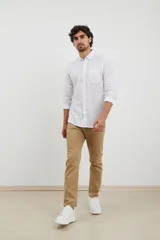 Camisa celeste de lino y algodón, de corte clásico, con cuello button-down y manga larga.
