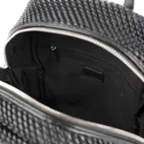 Mochila negra de símil cuero con diseño texturizado. Tiene acceso con cierre doble, un compartimento principal, un bolsillo interno con cierre, un bolsillo interno abierto y un bolsillo externo con cierre. Las correas son regulables y los herrajes son plateados. El interior está forrado en tela de algodón y poliéster.